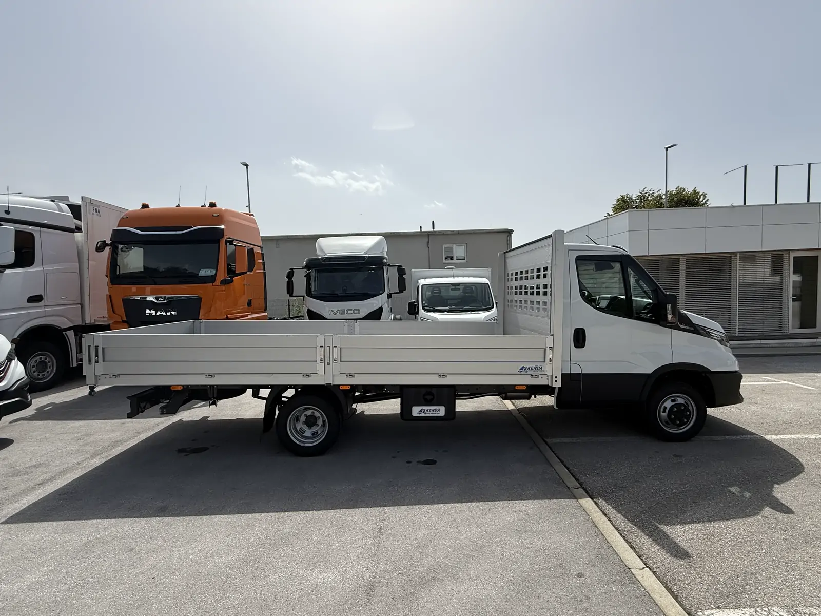 Iveco Daily z ravno nadgradnjo
